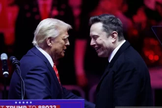 O fundador da Tesla, Elon Musk ao lado do presidente Donald Trump, durante um comício