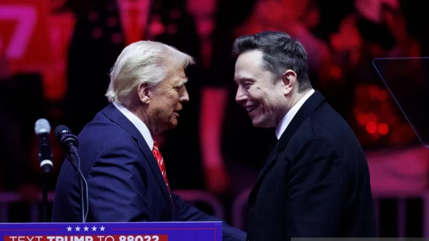 O fundador da Tesla, Elon Musk ao lado do presidente Donald Trump, durante um comício