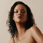 Cantora Rihanna posa para revista Bazaar