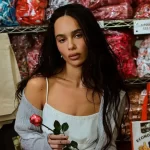 Zoë Kravitz posando para revista ELLE Magazine