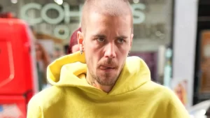 Justin Bieber adota novo visual enquanto Hailey brilha na PFW