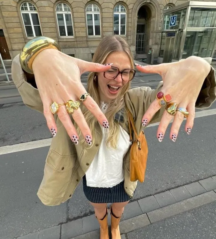 Linda com mãos com unhas decoradas