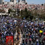 Milhares de pessoas protestaram contra o primeiro-ministro de Israel nesta quarta-feira (19), um dia após o bombardeio de Gaza que pôs fim em cessar-fogo