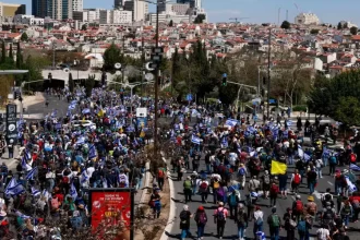 Milhares de pessoas protestaram contra o primeiro-ministro de Israel nesta quarta-feira (19), um dia após o bombardeio de Gaza que pôs fim em cessar-fogo