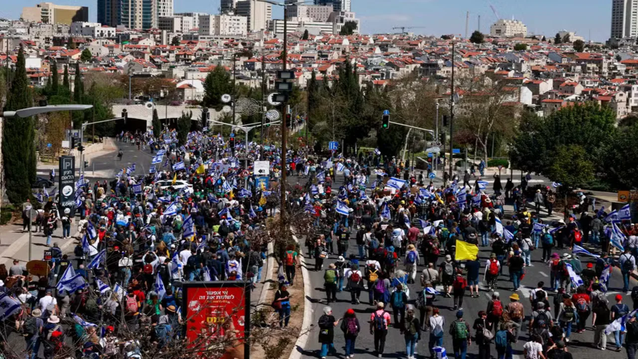 Milhares de pessoas protestaram contra o primeiro-ministro de Israel nesta quarta-feira (19), um dia após o bombardeio de Gaza que pôs fim em cessar-fogo