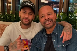 Pai de Neymar e Neymar juntos, em jantar