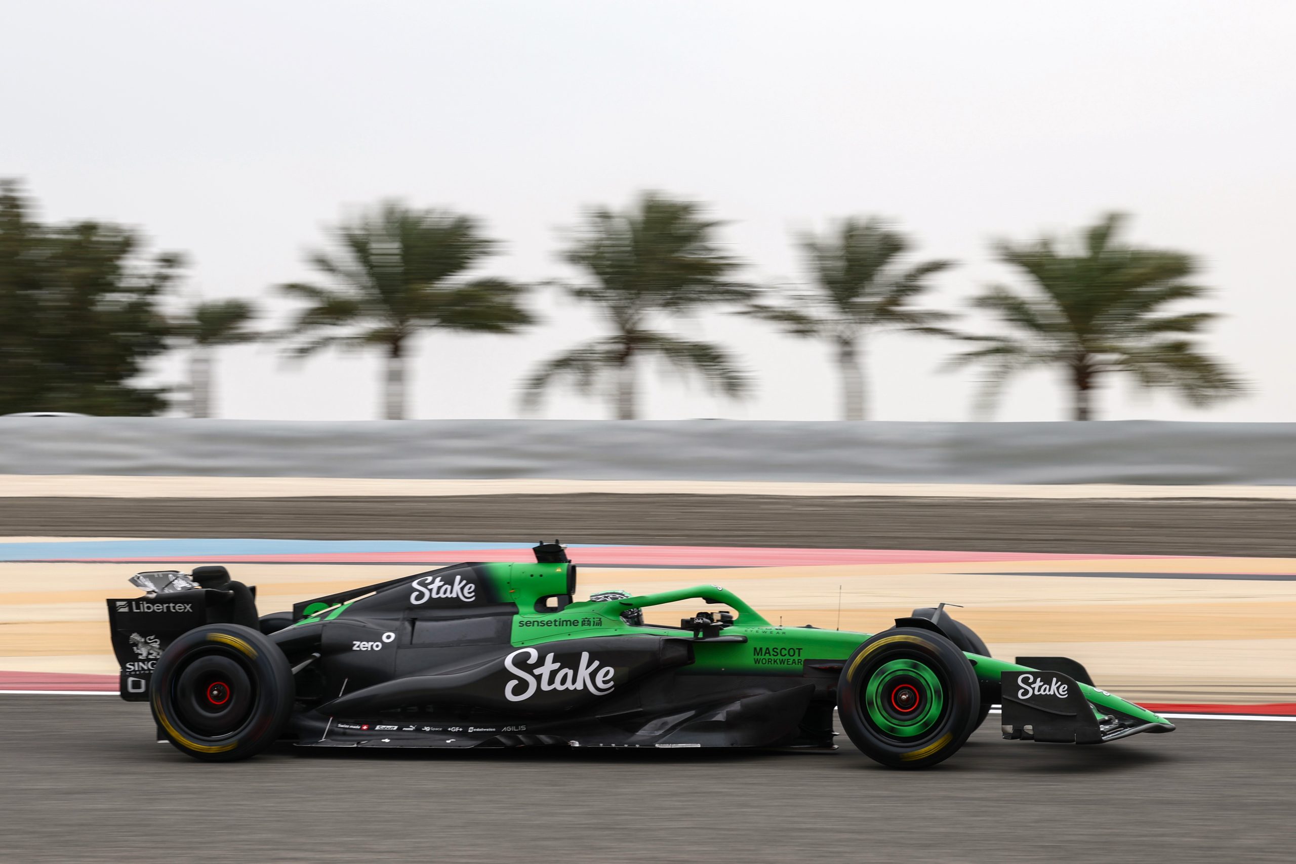 Gabriel Bortoleto em ação durante testes da F1 no Bahrein 