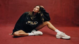 FILA lança coleção global com Hailey Bieber para Primavera/Verão 2025