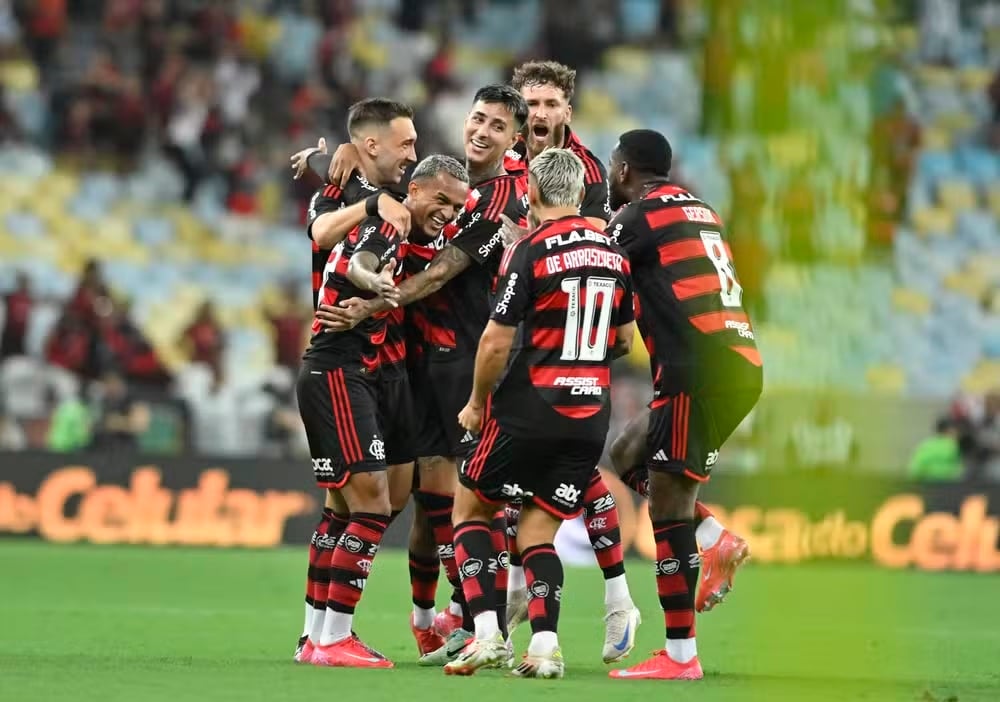 Jogadores do Flamengo comemorando gol