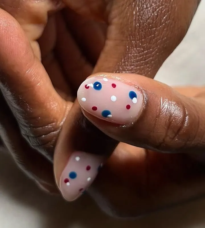 Mãos com unhas decoradas