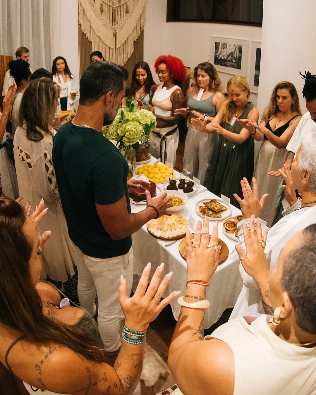 Anitta e amigos se reúnem para ritual da entrada de outono