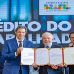 Lula, Haddad e outros agentes públicos na inauguração do programa "Crédito do Trabalhador"