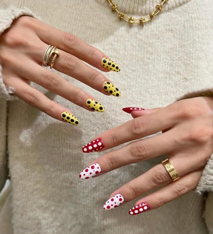 Mãos com unhas decoradas