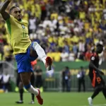 Raphinha comemorando gol que abriu o placar contra a Colõmbia