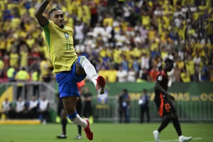 Raphinha comemorando gol que abriu o placar contra a Colõmbia