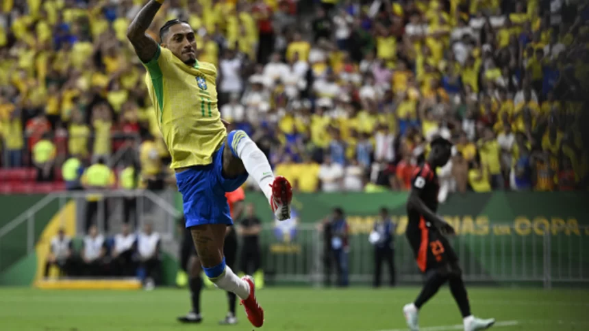 Raphinha comemorando gol que abriu o placar contra a Colõmbia