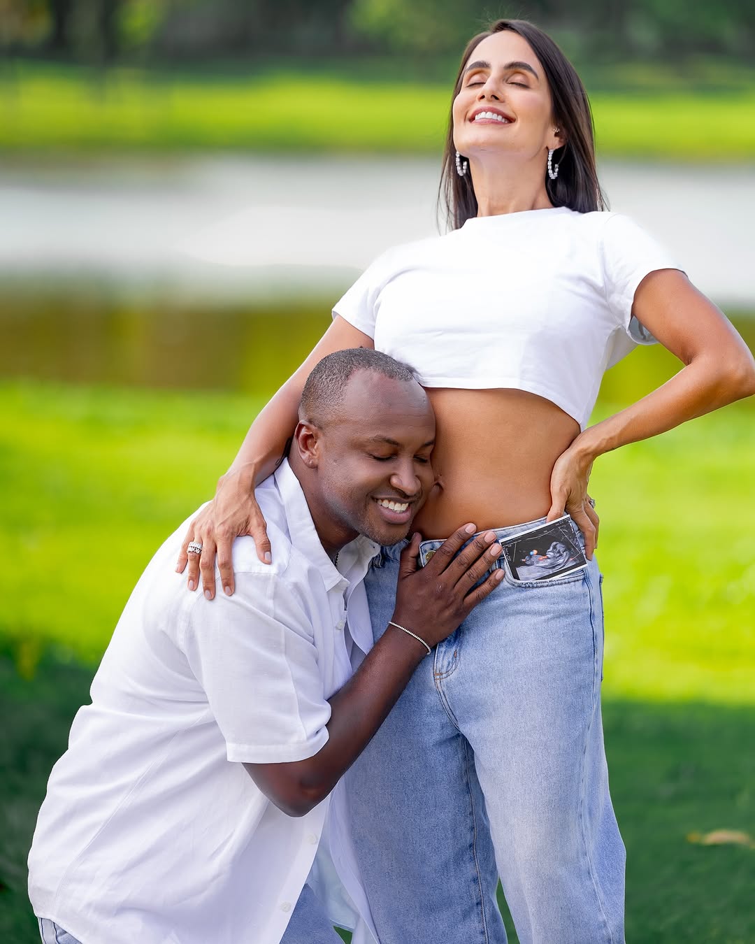 Carol Peixinho e Thiaguinho curtem o Lollapalooza após anunciarem gravidez