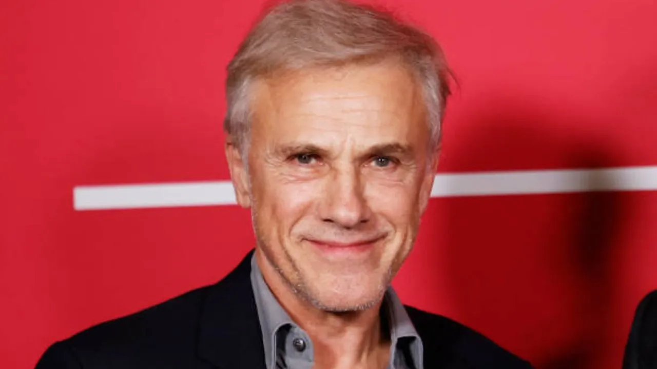 Christopher Waltz em foto olhando para a camera