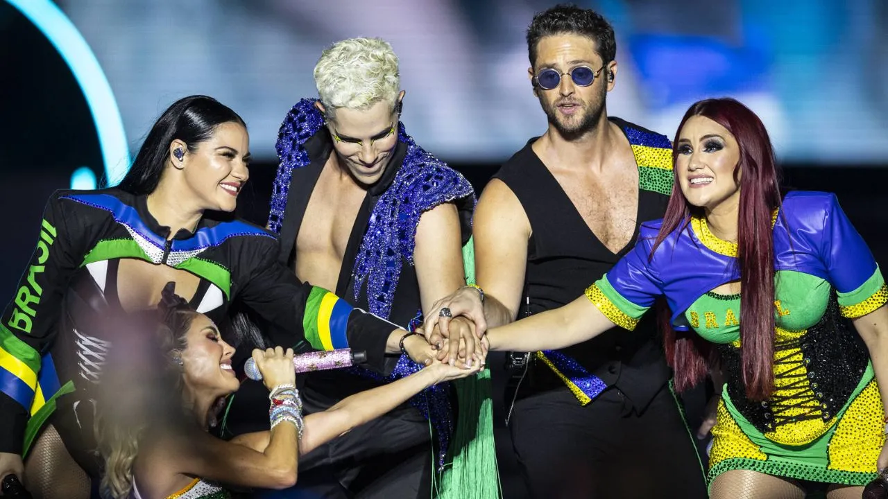 Integrantes da banda RBD juntam suas mãos em sinal de união no palco em São Paulo