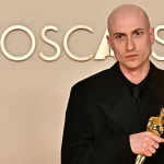 Oscar 2025: Daniel Blumberg leva o prêmio de "Melhor Trilha Sonora" pelo filme "O Brutalista"