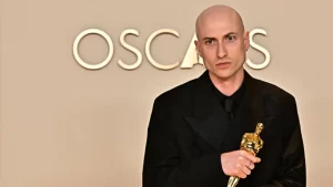 Oscar 2025:  Daniel Blumberg leva o prêmio de “Melhor Trilha Sonora” pelo filme “O Brutalista”
