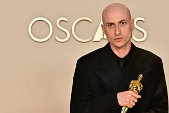 Oscar 2025: Daniel Blumberg leva o prêmio de "Melhor Trilha Sonora" pelo filme "O Brutalista"