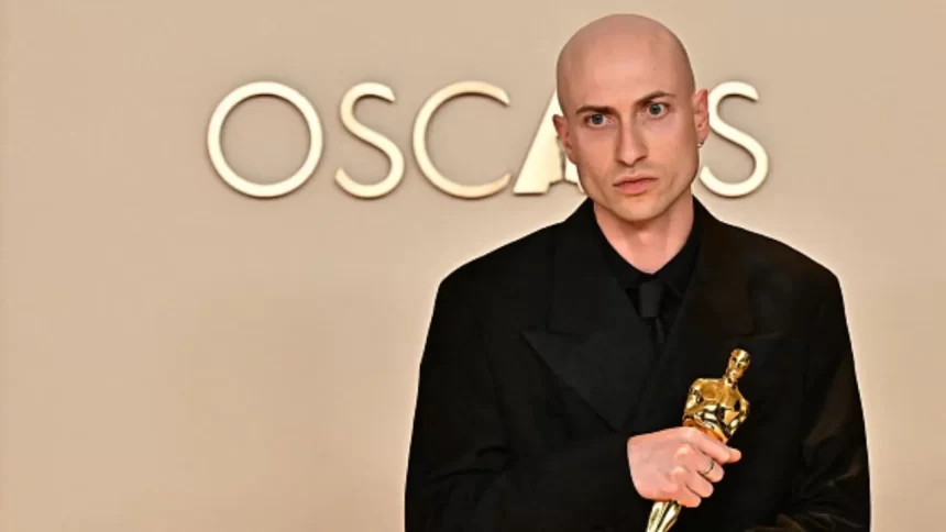 Oscar 2025: Daniel Blumberg leva o prêmio de "Melhor Trilha Sonora" pelo filme "O Brutalista"