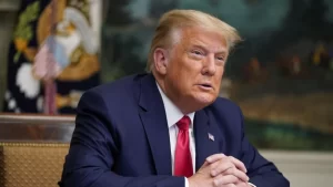 Donald Trump compartilha símbolo nazista usado para rotular homossexuais