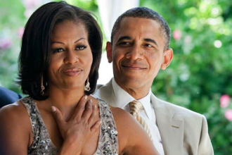 Michelle e Barack Obama juntos em festa