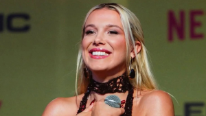 Millie Bobby Brown brilha em evento no Brasil com vestido de R$ 17 mil