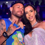 Neymar e Bruna Biancardi aproveitam folia em camarote na Sapucaí