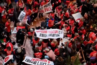 Manifestantes ocupam a Trump Tower, em Nova York