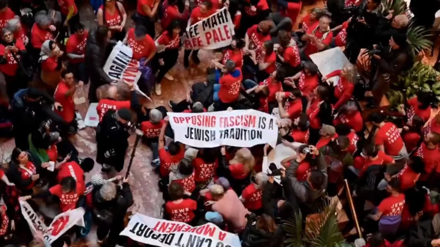 Manifestantes ocupam a Trump Tower, em Nova York