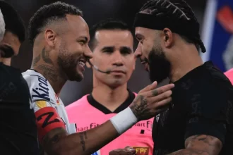 Neymar e Depay em partida do Paulistão 2025