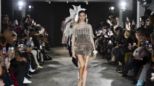 Paris Fashion Week inicia com desfiles ousados e novas promessas