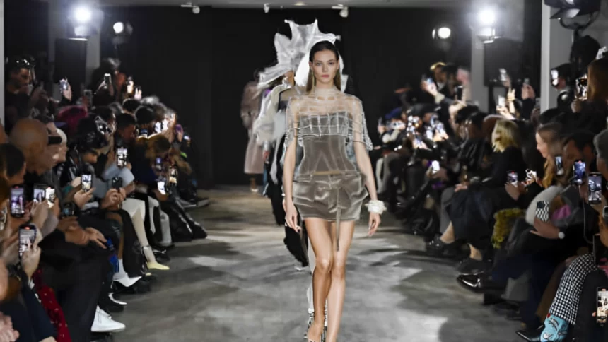 A vanguarda da moda na Paris Fashion Week 2025/26