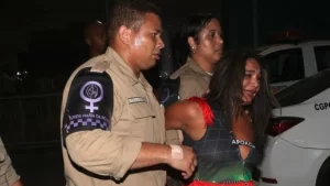 Mulher morde foliões em camarote da Sapucaí e é presa