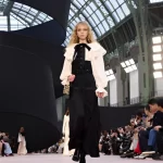 Elegância em movimento: Chanel resgata clássicos com um toque contemporâneo