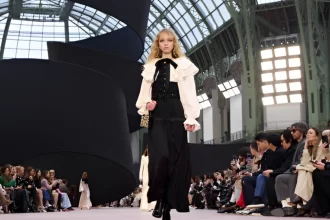 Elegância em movimento: Chanel resgata clássicos com um toque contemporâneo