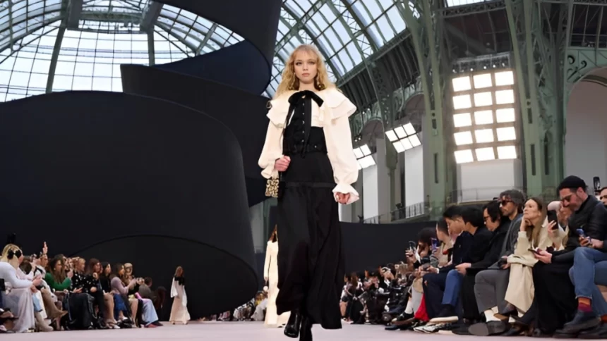 Elegância em movimento: Chanel resgata clássicos com um toque contemporâneo