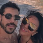 Nicolas Prates e Sabrina Sato em viagem de lua de mel posando alegres na praia