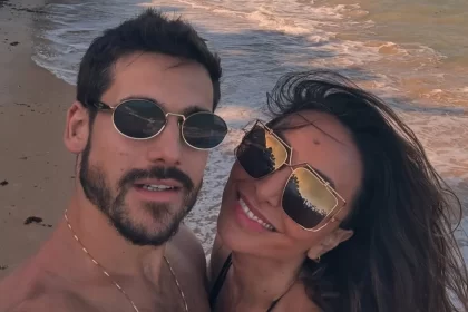 Nicolas Prates e Sabrina Sato em viagem de lua de mel posando alegres na praia