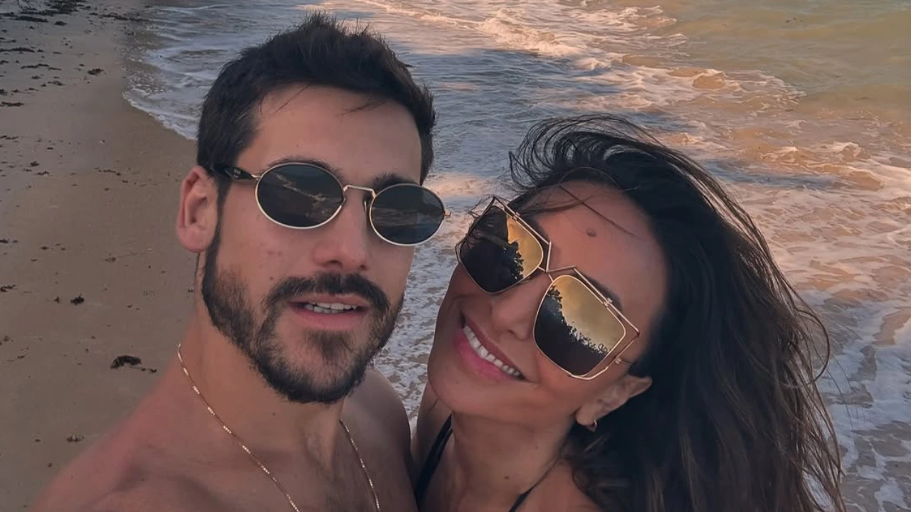 Nicolas Prates e Sabrina Sato em viagem de lua de mel posando alegres na praia