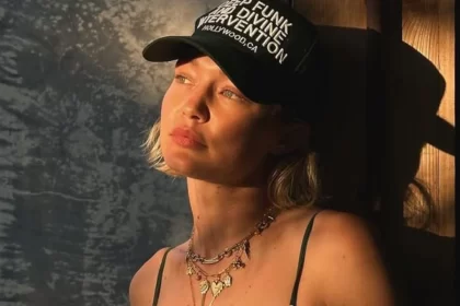 A modelo Gigi Hadid em uma tarde ensolarada em sua residência