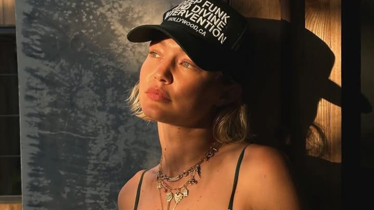 A modelo Gigi Hadid em uma tarde ensolarada em sua residência