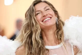 Gisele Bündchen é flagrada passeando com seu filho recém nascido