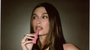 Hailey Bieber mostra técnica simples para levantar o olhar