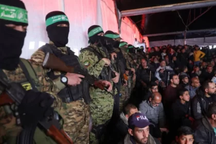 Palestinos e combatentes do Hamas presentes em cerimônia fúnebre