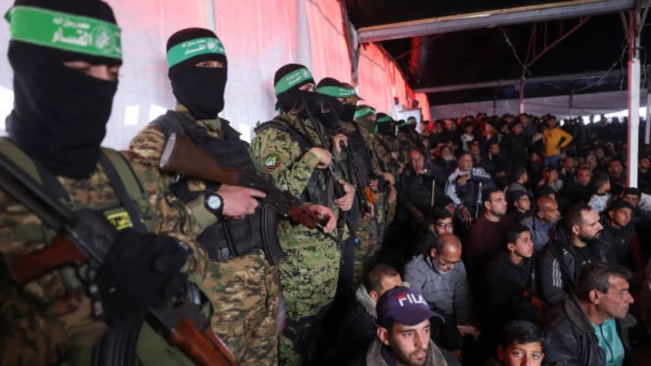 Palestinos e combatentes do Hamas presentes em cerimônia fúnebre