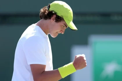 João Fonseca, com sua recente vitória no Challenger de Phoenix, confirma seu potencial no tênis mundial, subindo para a 60ª posição no ranking da ATP e solidificando-se como uma das principais promessas do esporte brasileiro